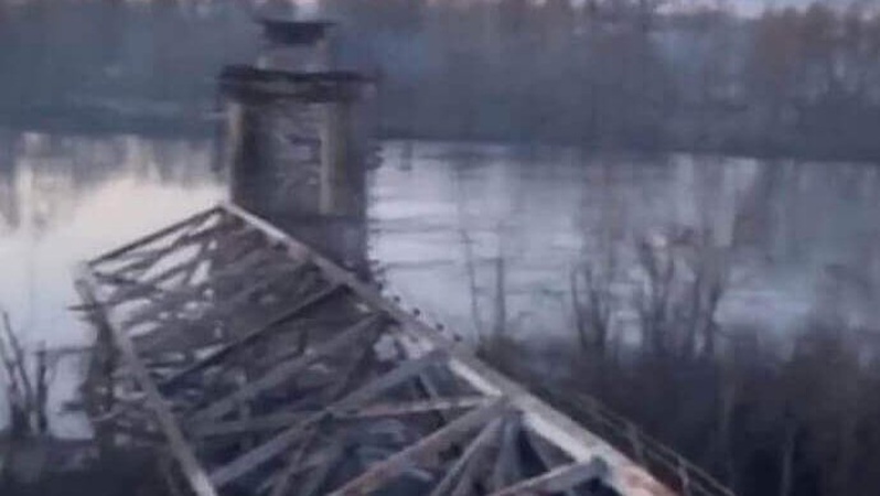 У Чернігові росіяни розбомбили міст, що вів до Києва