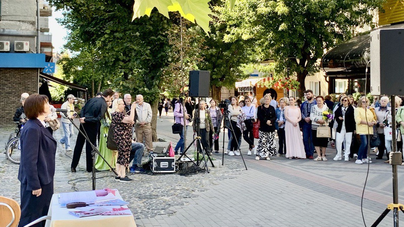 У Луцьку поезія Ліни Костенко допомагала ЗСУ. ФОТО