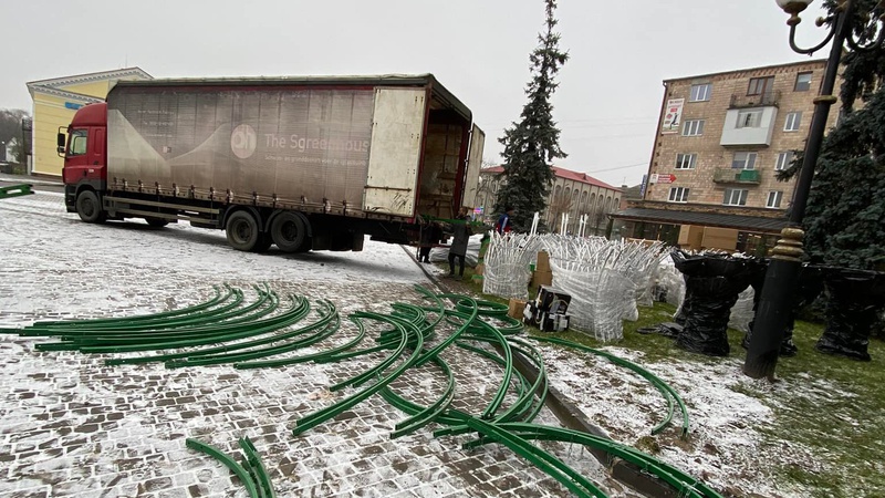 У Ковелі встановлюють головну ялинку міста і святкові декорації. ФОТО