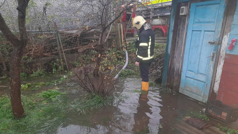 Після зливи у місті на Волині затопило будинок