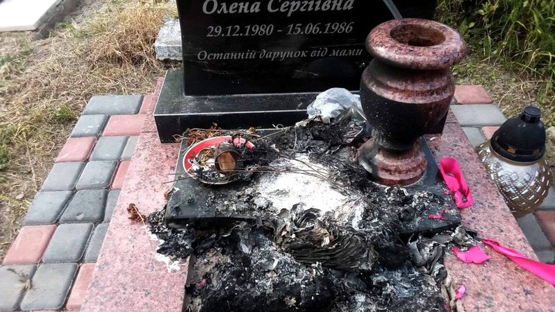 На Волині невідомі познущалися над дитячою могилою. ФОТО