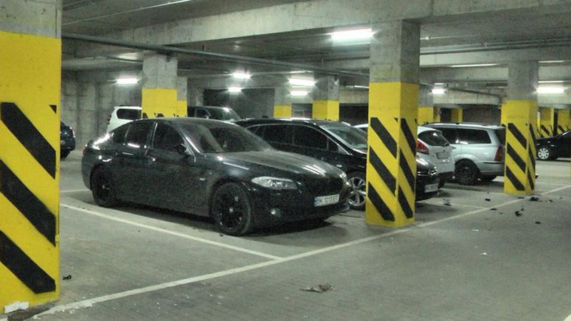 На платній парковці у Луцьку п’яний чоловік розтрощив дев’ять авто