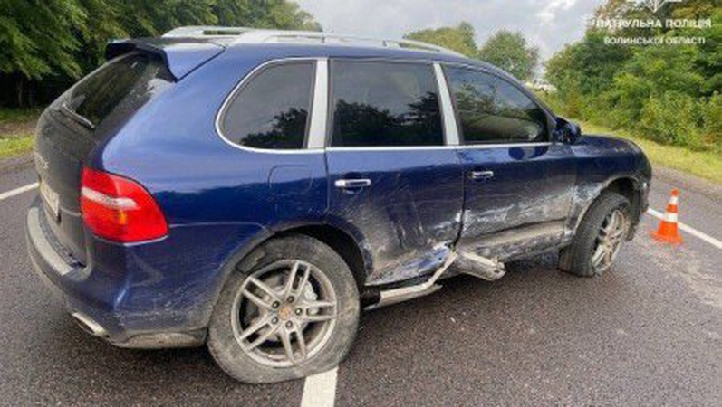 Поблизу Луцька Porsche влетів у Volkswagen: водій, який втік з місця ДТП, заплатить 3,4 тис. штрафу