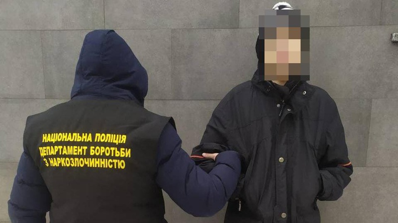 У Луцьку затримали неповнолітнього наркокур’єра та вилучили у нього психотропи на 300 тисяч гривень