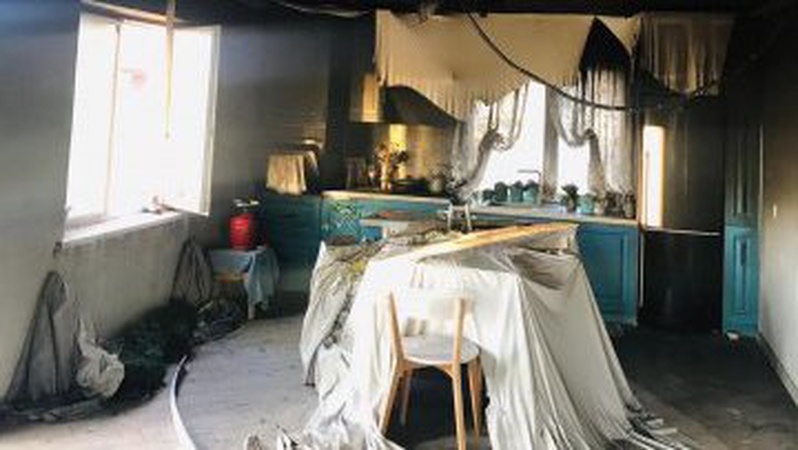 Заряджали ліхтарик біля гірлянди: у Луцькій громаді через пожежу постраждав будинок відомої тренерки