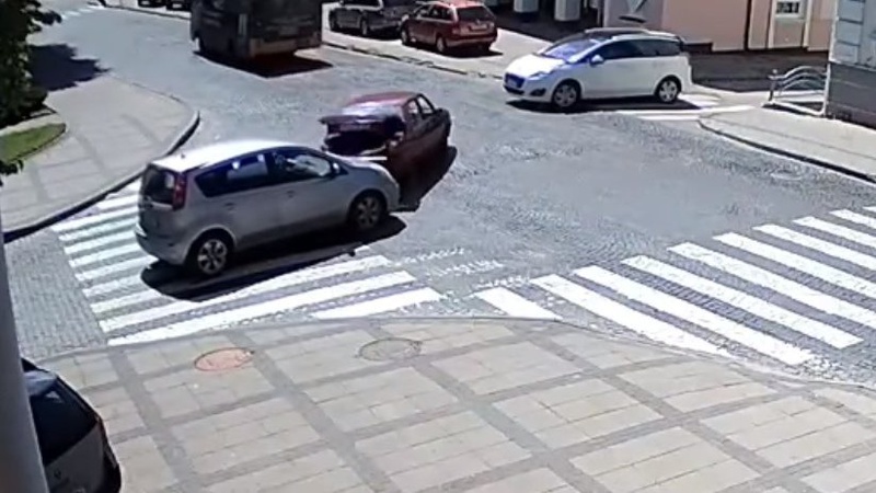 У Луцьку «Ніссан» стукнув у зад «Таврії»