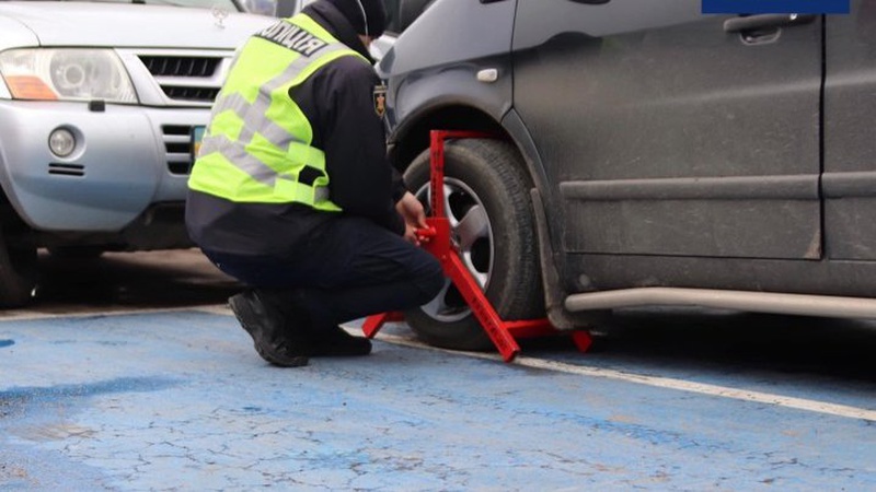 Лучани збирають підписи, аби ввести нові правила паркування в місті