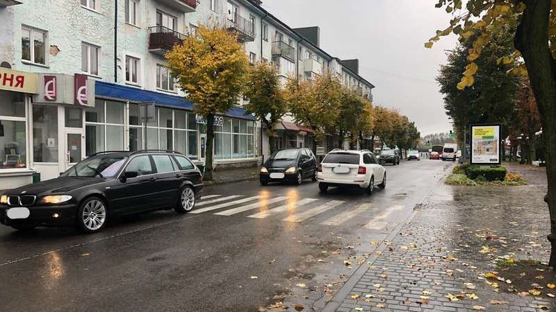 У місті на Волині вантажівка збила жінку: потерпіла – у тяжкому стані