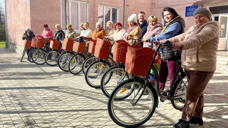 У селищі на Волині соцпрацівникам купили велосипеди