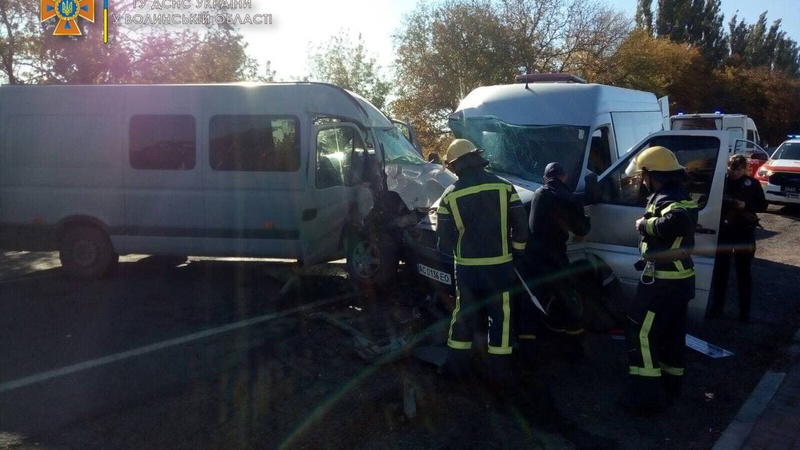 В Нововолинську рятувальники діставали водіїв з понівечених автівок