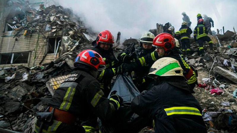 Трагедія у Дніпрі: під завалами будинку знайшли вагітну жінку в обіймах чоловіка