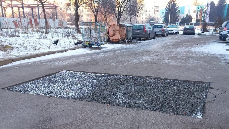 У луцькому дворі другий місяць не можуть залатати асфальт після ремонту тепломережі. ФОТО