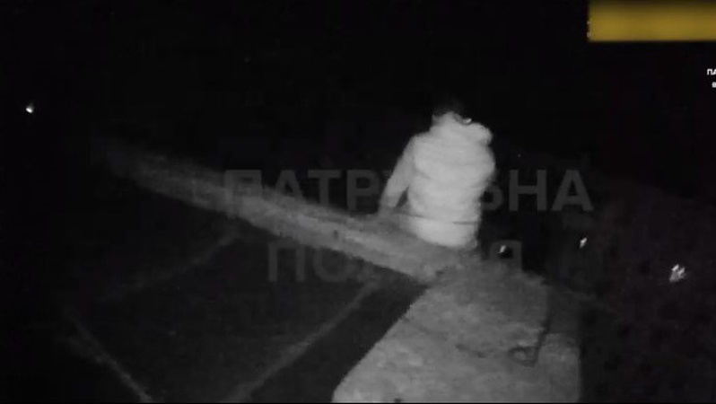 У Луцьку врятували чоловіка, який хотів стрибнути з даху. ВІДЕО