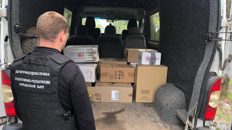 На Волині затримали авто із 2,5 тисячами пачок контрабандних цигарок