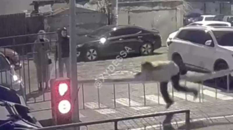 В Одесі жінка зламала шлагбаум, намагаючись перелізти через конструкцію. ВІДЕО