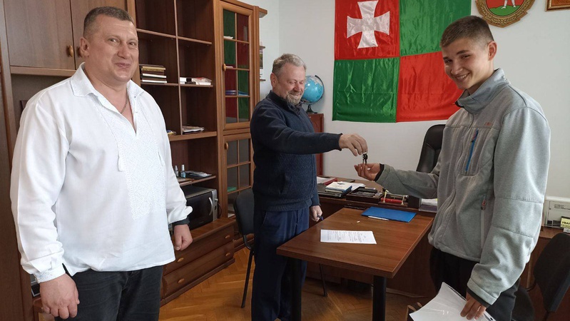 У Локачах дитині-сироті вручили ключі від квартири