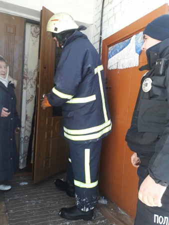 У Локачах рятувальники впустили додому песіонерку