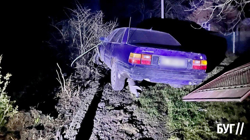 Поблизу Володимира машина в’їхала у паркан житлового будинку: водій втік