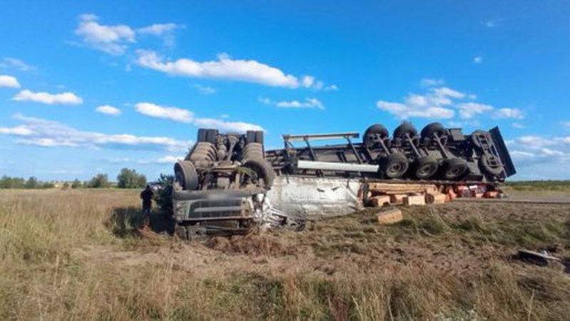 На Волині водій вантажівки наїхав на камінь та злетів у кювет. ФОТО