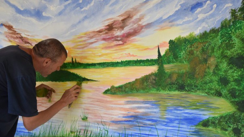 Переселенець з Донеччини розмалював зупинку у волинському селі. ФОТО