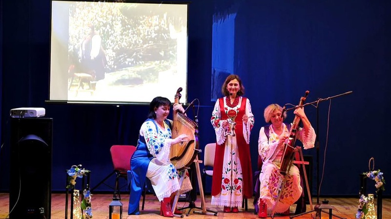 Тріо бандуристок з Луцька в гастрольному турі за кордоном зібрали гроші для ЗСУ