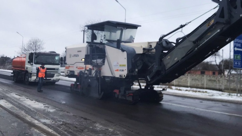 Розпочали ремонтувати дорогу Луцьк-Ківерці. ФОТО