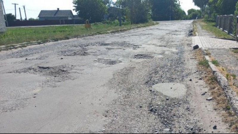 Жителі селища на Волині обурені станом дороги, якою «ні пройти, ні проїхати»