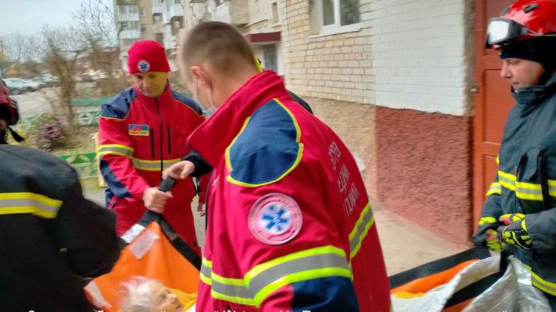 Не могла відкрити двері: у Луцьку рятувальники допомогли травмованій жінці (фото)