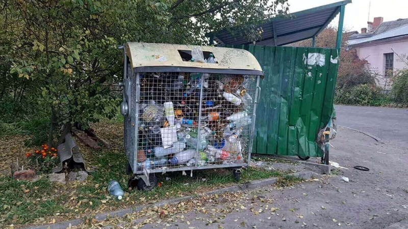Розповіли про проблеми з вивезенням пластикових пляшок у Луцьку