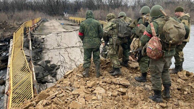 Поки одна частина окупантів штурмує Бахмут, інша – тікає з військових частин: як пройшов день на фронті