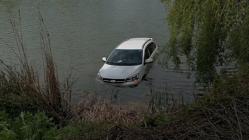 У Луцьку жінка заявила про викрадення машини, поки та плавала в ставку