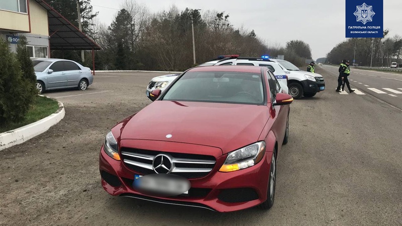 22-річний водій Mercedes-Benz грубо порушив одночасно декілька правил дорожнього руху