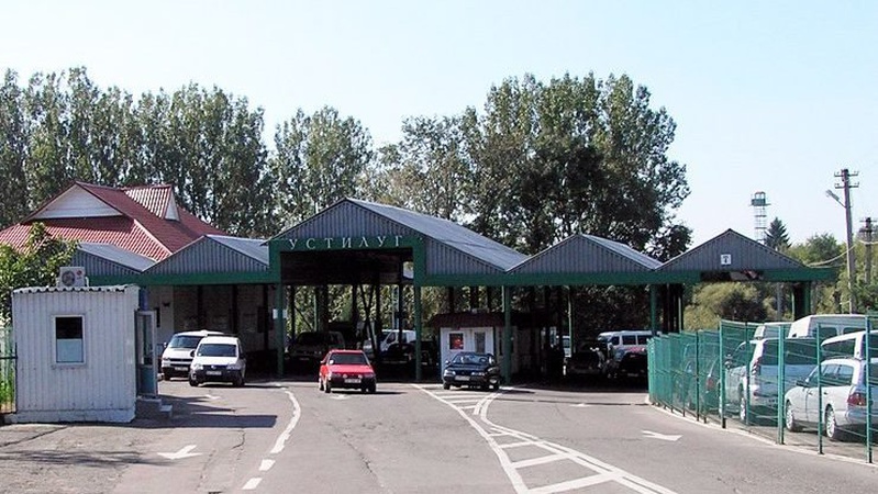 Митники розповіли, що не можна перевозити через митний пост «Устилуг»