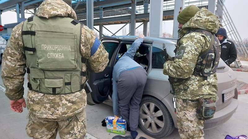 На кордоні виявили бейбі-бокс із дорослим чоловіком. ФОТО. ВІДЕО