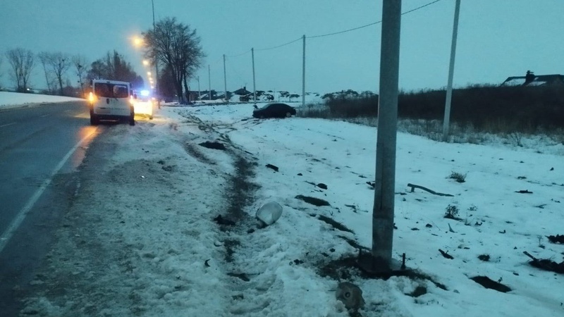 Під Луцьком п’яний водій врізався в опору і злетів у кювет та намагався відкупитися від поліцейських