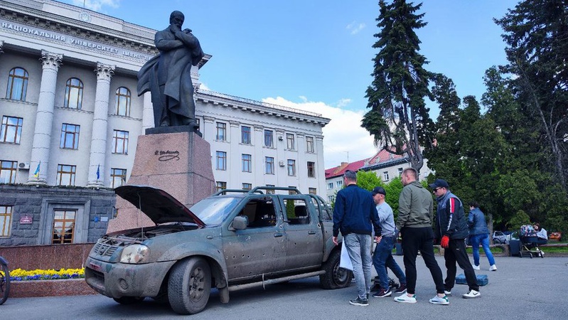 У Луцьку волонтери поставили обстріляне під Бахмутом авто