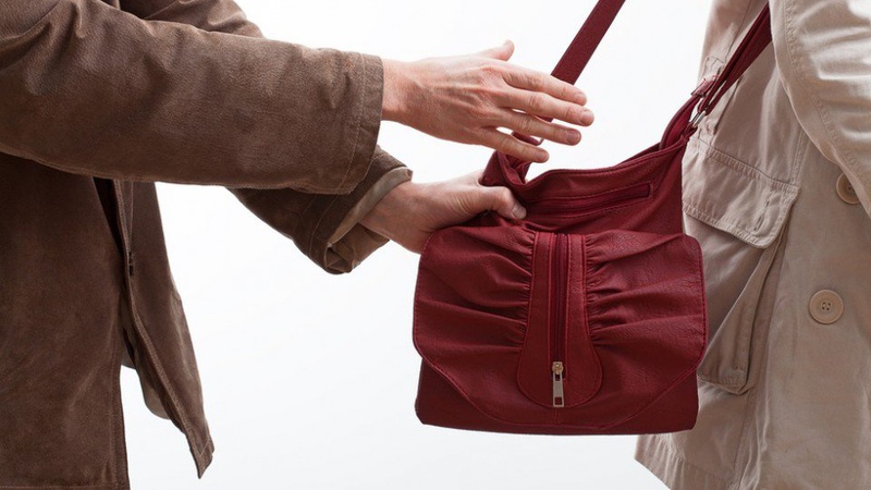 Грабіжник вирвав із рук 54-річного волинянина сумку з документами та втік