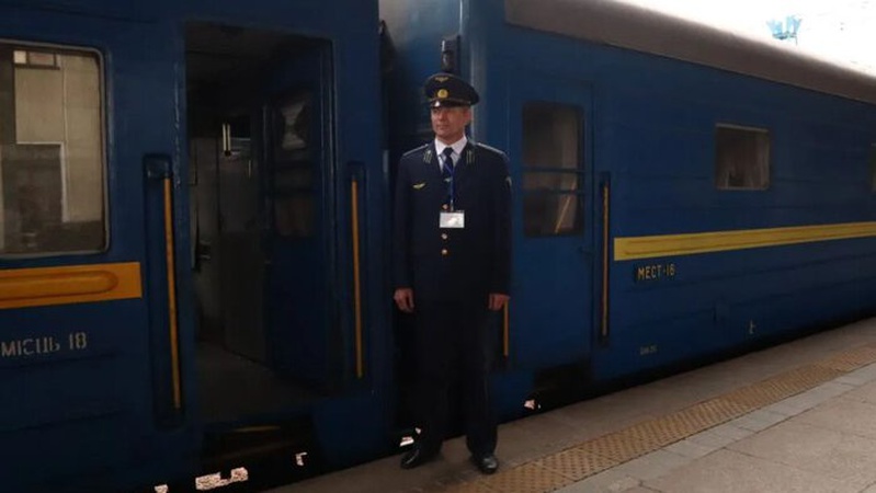 «Укрзалізниця» показала спеціальний потяг, яким вивозять поранених із зони бойових дій