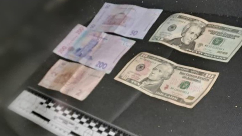 Долари та гривні: мотоцикліст напідпитку намагався дати хабар поліцейським