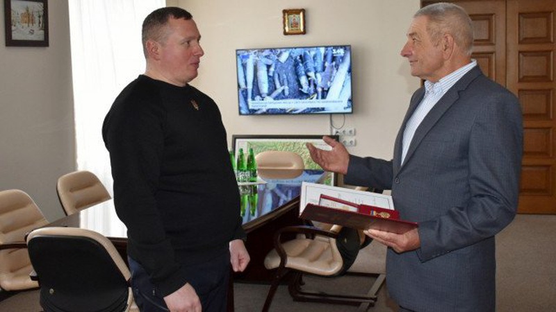 Перевозить людей, які тікають від обстрілів: водій шкільного автобуса з Волині отримав орден