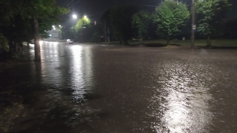 «Добирайтесь вплав»: проспект Відродження в Луцьку знову залило. ФОТО