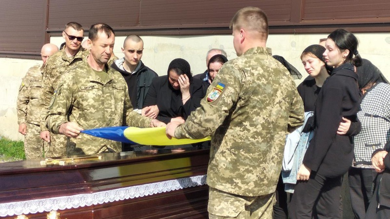 Батько трьох дітей та надзвичайно доброзичлива людина: у Рожищі попрощалися із загиблим Героєм