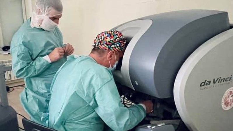 В Україні провели унікальну операцію за допомогою робота. ФОТО