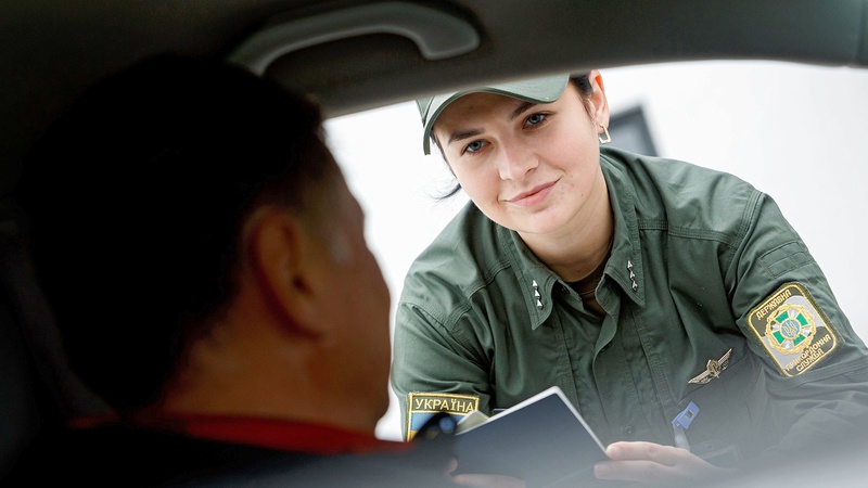 Кому з чоловіків зараз можна виїжджати за кордон: документи та умови