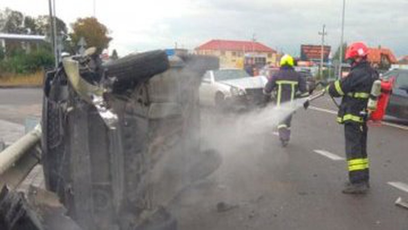 Під Луцьком сталася аварія: на місце виїжджали пожежники. ФОТО