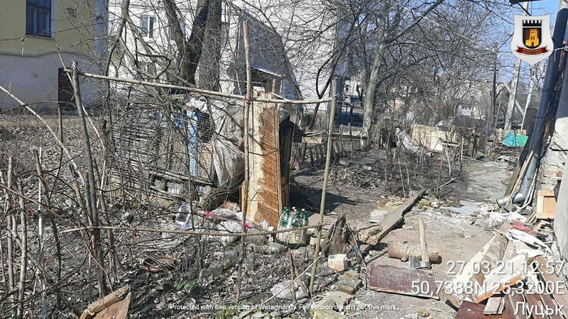 Луцький двір захаращили старими автошинами та сміттям