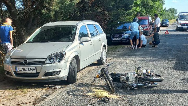 На Волині мотоцикліст влетів у припарковане авто