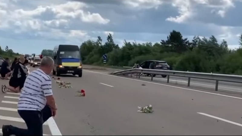 Волиняни навколішки прощалися із Героєм Сергієм Хом’яком