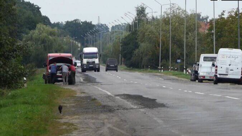 Що відомо про жінку, яка викинулась з автомобіля у Ківерцях