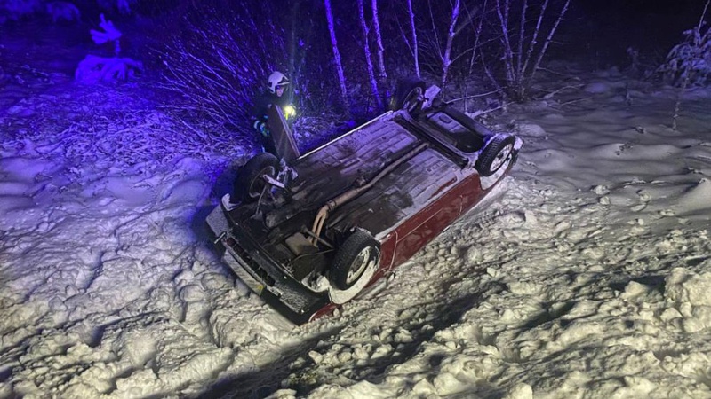 На Ковельщині злетів з дороги і перекинувся на дах легковик